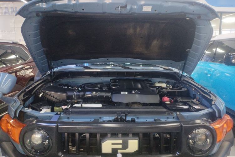 Used Toyota FJ Cruiser  Engine Bay