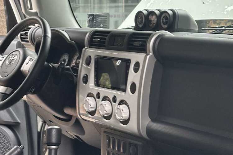 Used Toyota FJ Cruiser  Interior 2