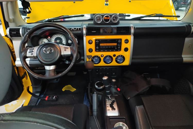 Used Toyota FJ Cruiser  Center Console