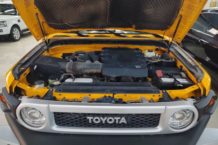 Used Toyota FJ Cruiser  Engine Bay