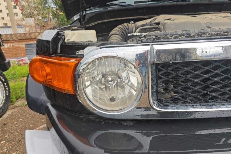 Used Toyota FJ Cruiser 2007 4.0L Right Front Headlight