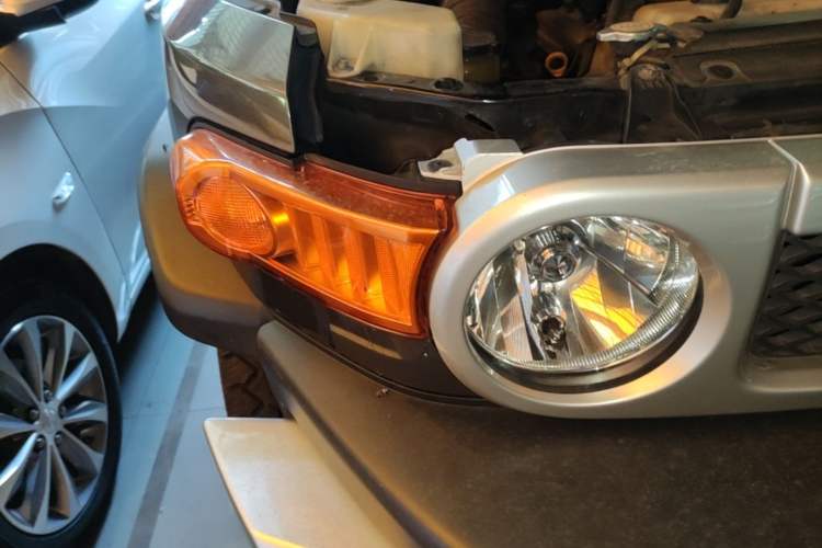 Used Toyota FJ Cruiser 2007 4.0L Right Front Headlight