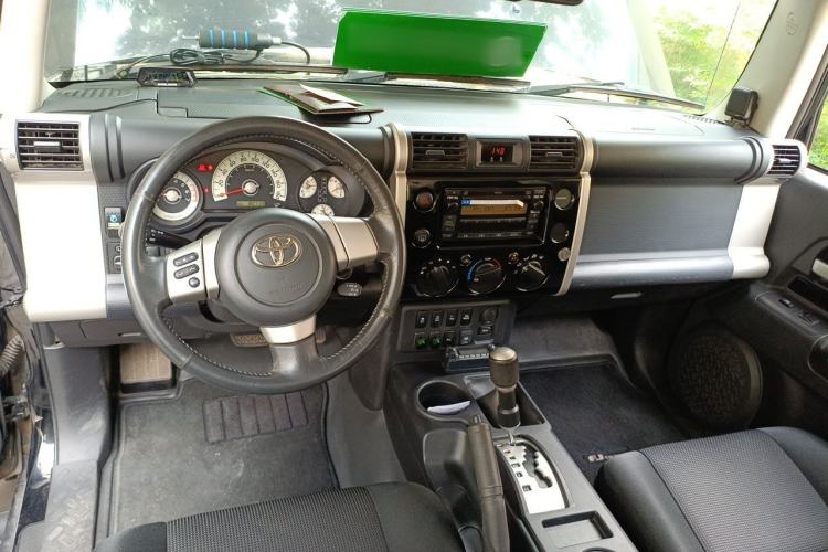 Used Toyota FJ Cruiser 2010 4.0L Center Console