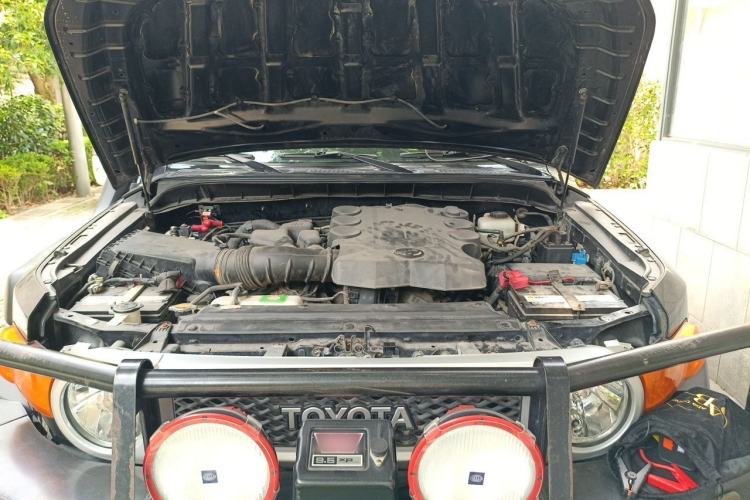 Used Toyota FJ Cruiser 2010 4.0L Engine Bay
