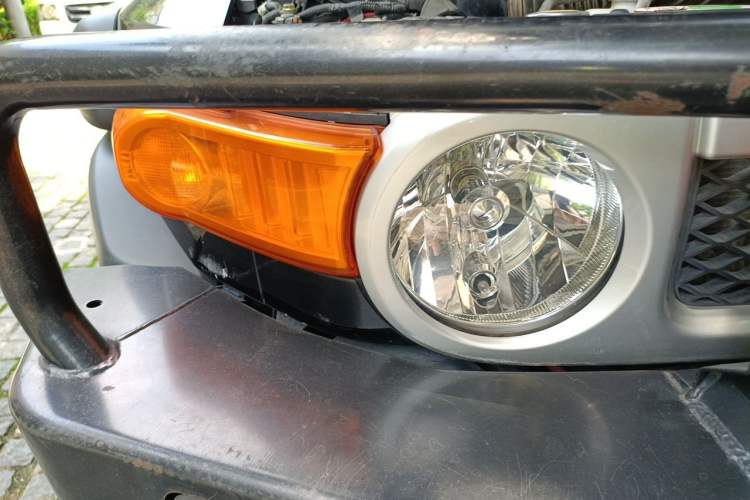 Used Toyota FJ Cruiser 2010 4.0L Right Front Headlight