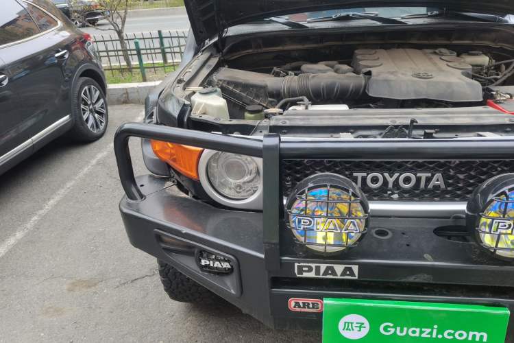Used Toyota FJ Cruiser 2010 4.0L Right Front Headlight