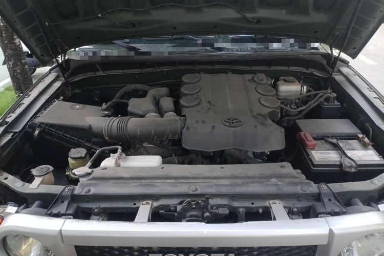 Used Toyota FJ Cruiser 2010 4.0L Engine Bay