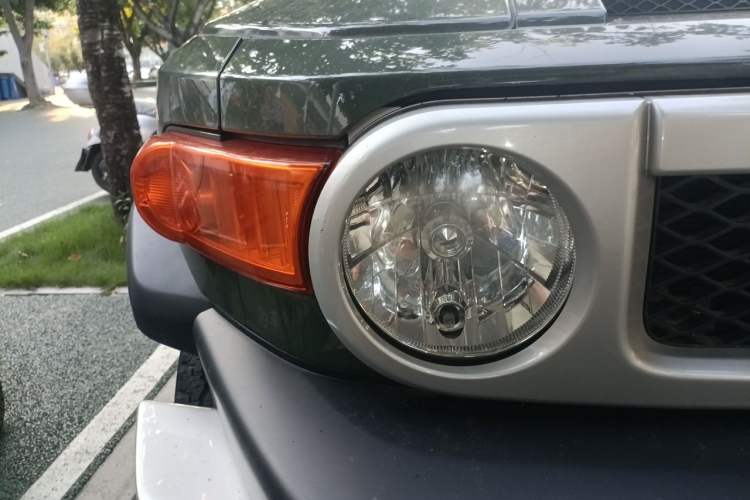 Used Toyota FJ Cruiser 2010 4.0L Right Front Headlight