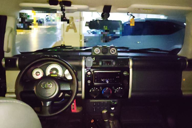 Used Toyota FJ Cruiser 2011 4.0L Center Console