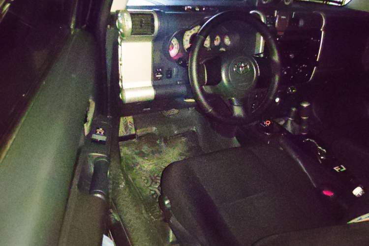 Used Toyota FJ Cruiser 2011 4.0L Driver Seat