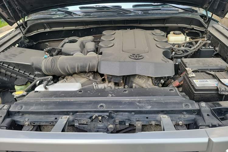 Used Toyota FJ Cruiser 2011 4.0L Engine Bay