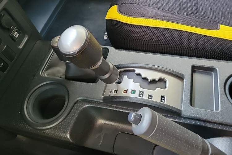 Used Toyota FJ Cruiser 2011 4.0L Gear Lever