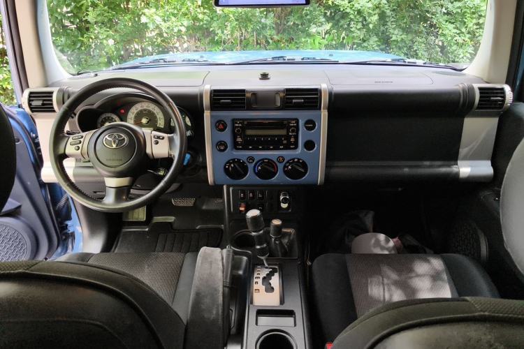 Used Toyota FJ Cruiser 2011 4.0L Center Console