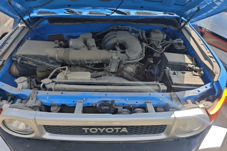 Used Toyota FJ Cruiser 2011 4.0L Engine Bay