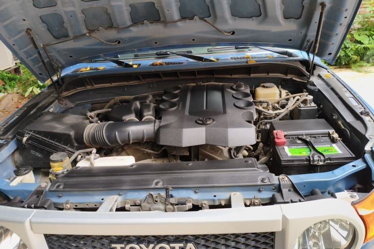 Used Toyota FJ Cruiser 2011 4.0L Engine Bay