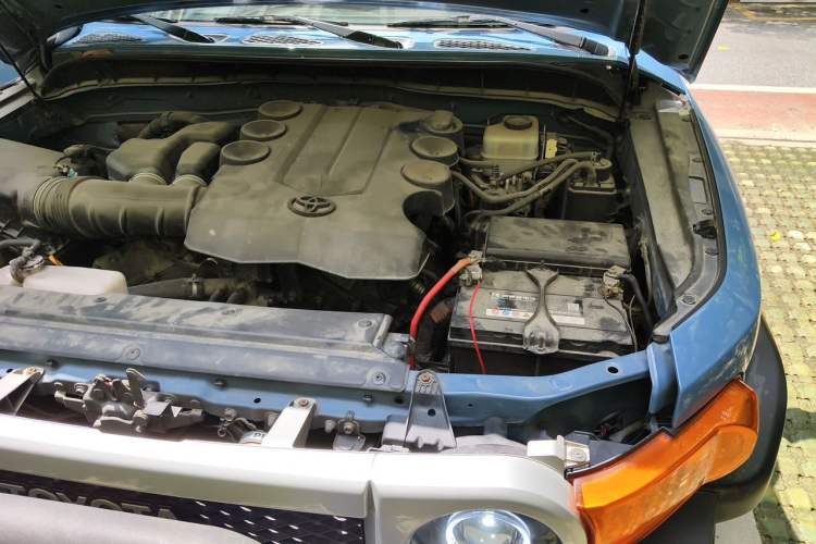 Used Toyota FJ Cruiser 2011 4.0L Engine Bay Left