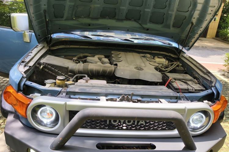 Used Toyota FJ Cruiser 2011 4.0L Engine Bay