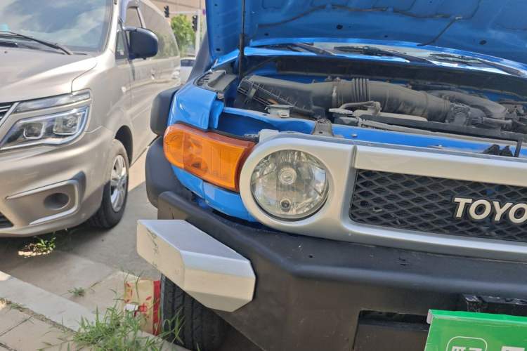 Used Toyota FJ Cruiser 2011 4.0L Right Front Headlight