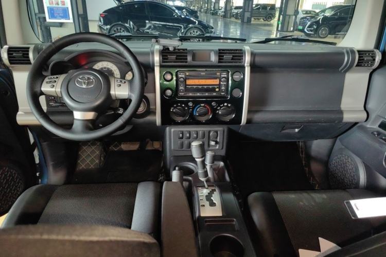 Used Toyota FJ Cruiser 2011 4.0L Center Console