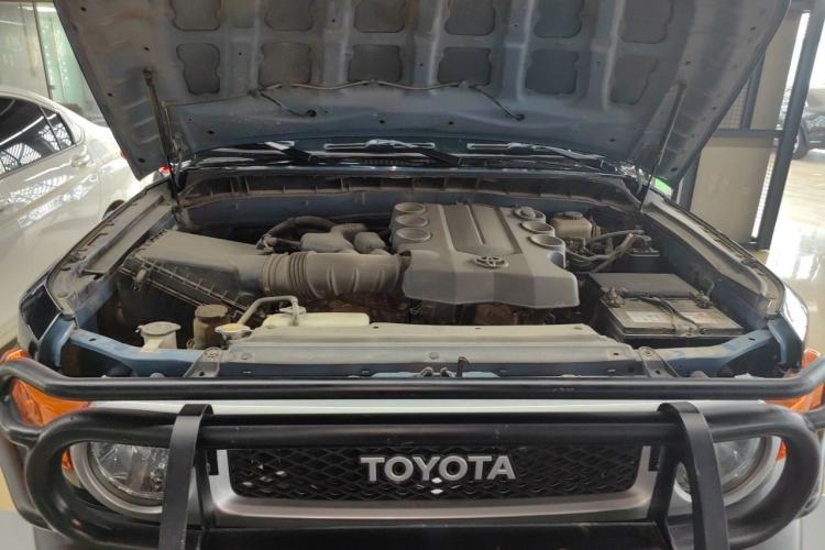 Used Toyota FJ Cruiser 2011 4.0L Engine Bay
