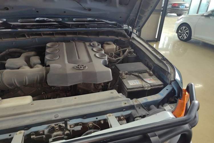 Used Toyota FJ Cruiser 2011 4.0L Engine Bay Left