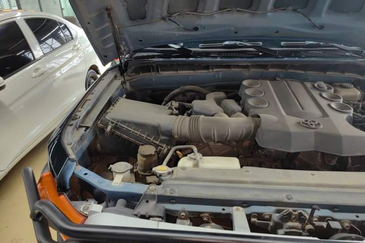 Used Toyota FJ Cruiser 2011 4.0L Engine Bay Right