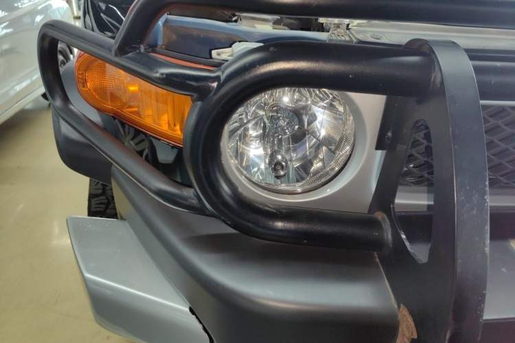 Used Toyota FJ Cruiser 2011 4.0L Right Front Headlight