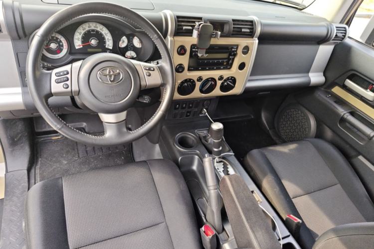 Used Toyota FJ Cruiser 2011 4.0L Center Console