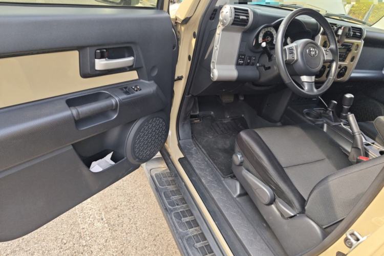 Used Toyota FJ Cruiser 2011 4.0L Driver Seat