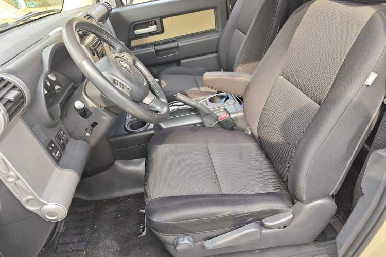 Used Toyota FJ Cruiser 2011 4.0L Left Front Seat
