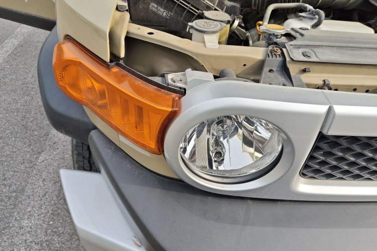 Used Toyota FJ Cruiser 2011 4.0L Right Front Headlight