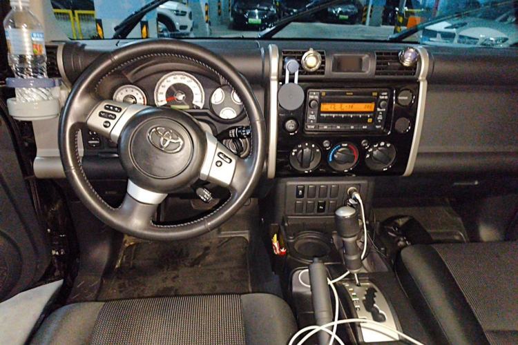 Used Toyota FJ Cruiser 2013 4.0L Center Console