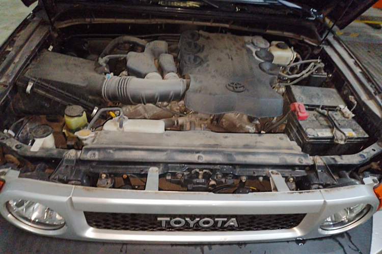 Used Toyota FJ Cruiser 2013 4.0L Engine Bay
