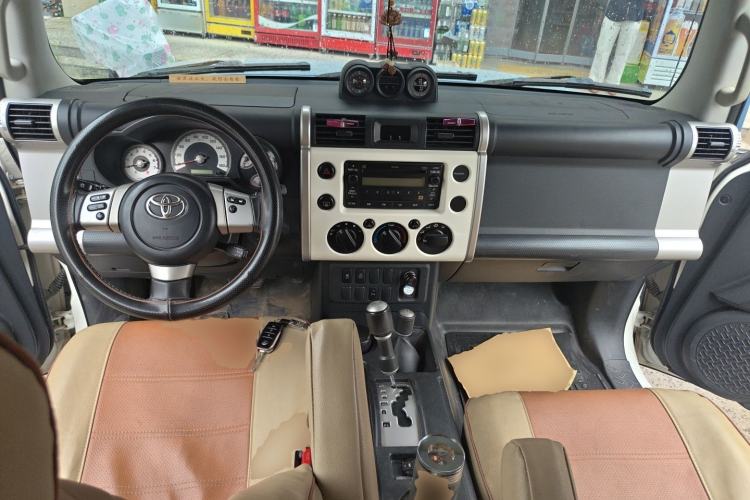 Used Toyota FJ Cruiser 2013 4.0L Center Console