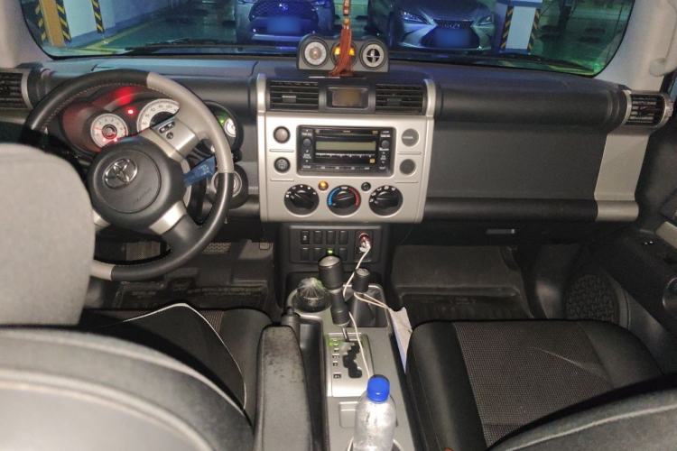 Used Toyota FJ Cruiser 2013 4.0L Center Console