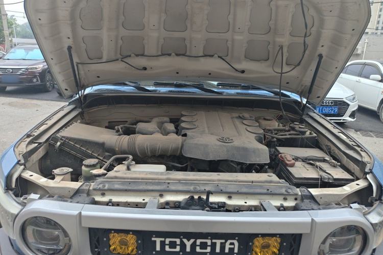 Used Toyota FJ Cruiser 2013 4.0L Engine Bay