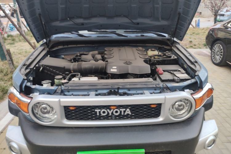 Used Toyota FJ Cruiser 2013 4.0L Engine Bay