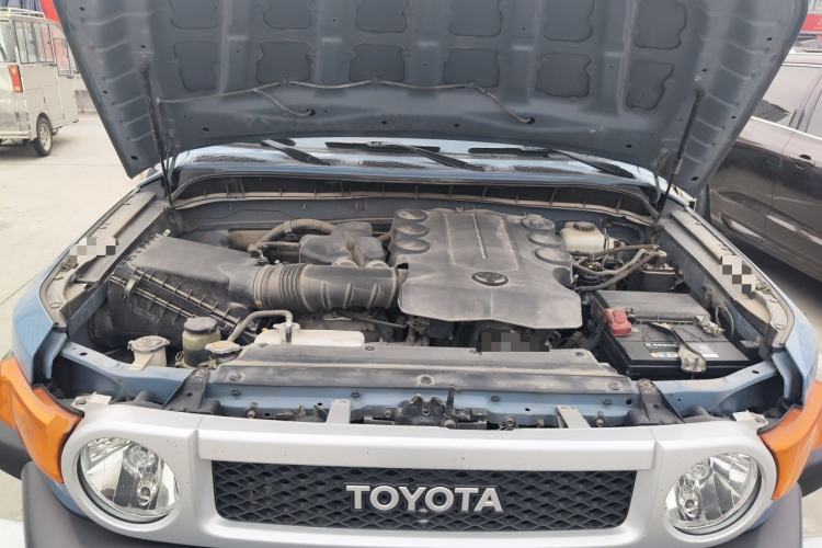 Used Toyota FJ Cruiser 2013 4.0L Engine Bay
