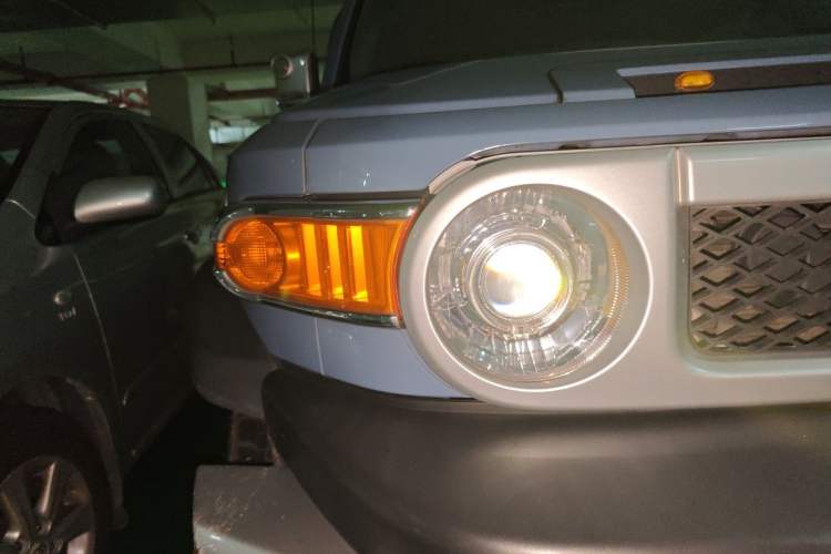 Used Toyota FJ Cruiser 2013 4.0L Right Front Headlight