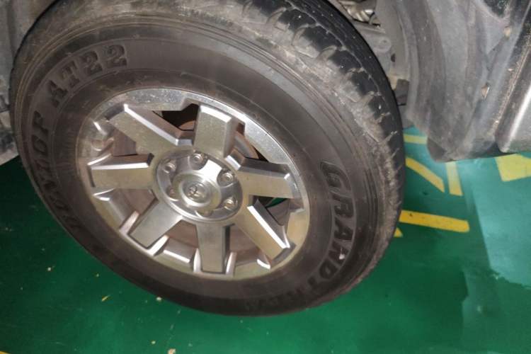 Used Toyota FJ Cruiser 2013 4.0L Right Front Wheel Hub