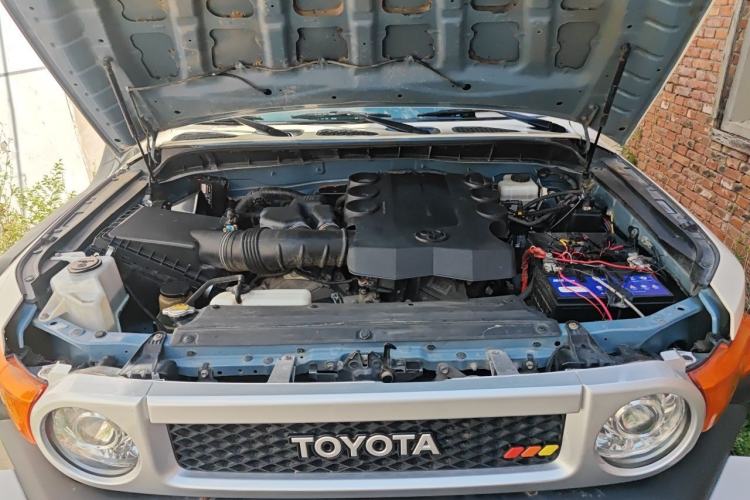 Used Toyota FJ Cruiser 2013 4.0L Engine Bay