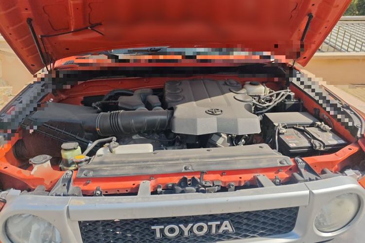 Used Toyota FJ Cruiser 2013 4.0L Engine Bay