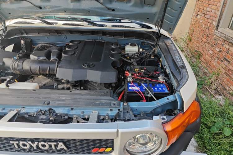 Used Toyota FJ Cruiser 2013 4.0L Engine Bay Left