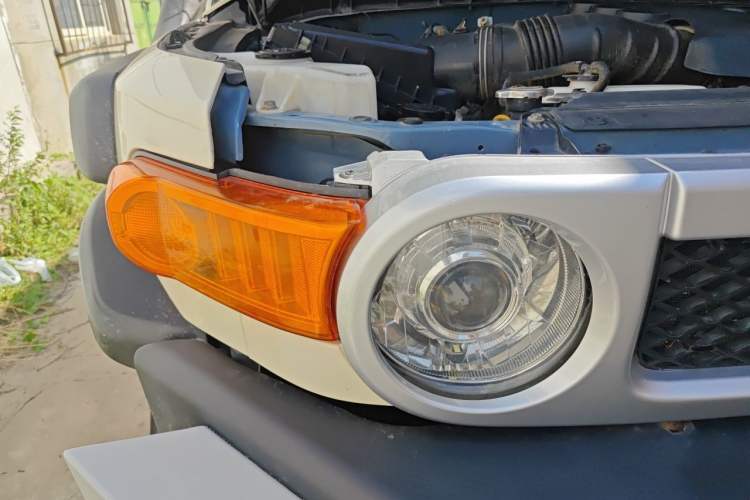 Used Toyota FJ Cruiser 2013 4.0L Right Front Headlight