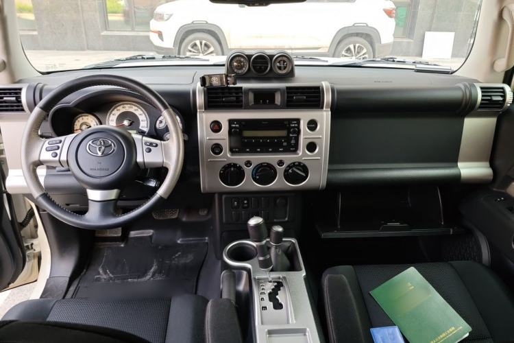 Used Toyota FJ Cruiser 2013 4.0L Center Console