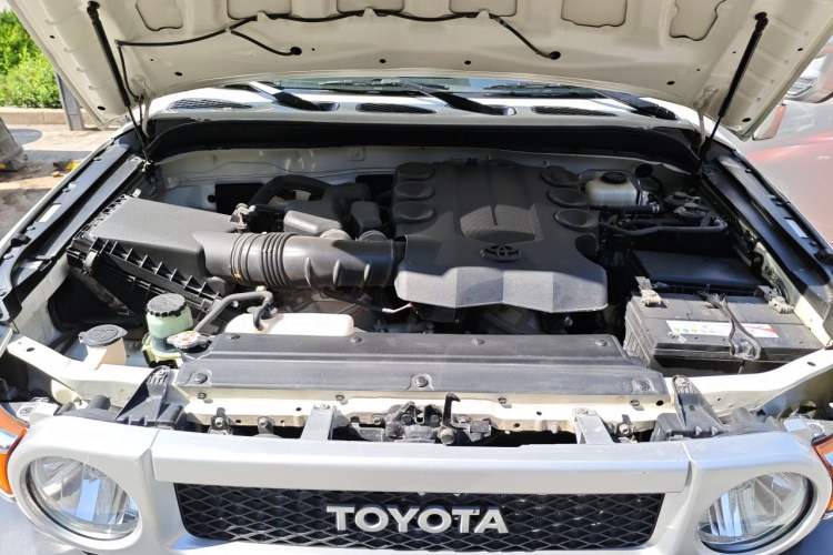 Used Toyota FJ Cruiser 2013 4.0L Engine Bay