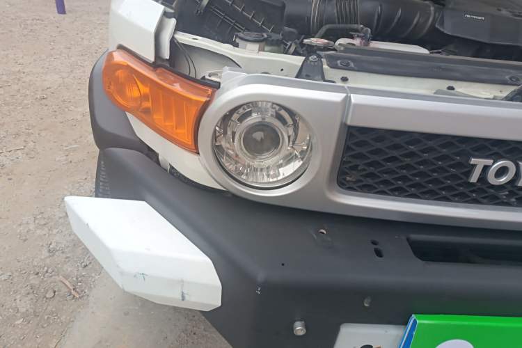 Used Toyota FJ Cruiser 2013 4.0L Right Front Headlight