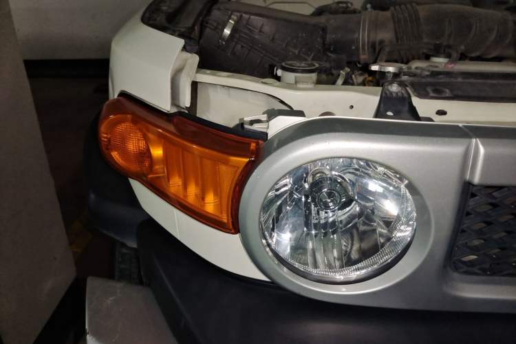 Used Toyota FJ Cruiser 2013 4.0L Right Front Headlight
