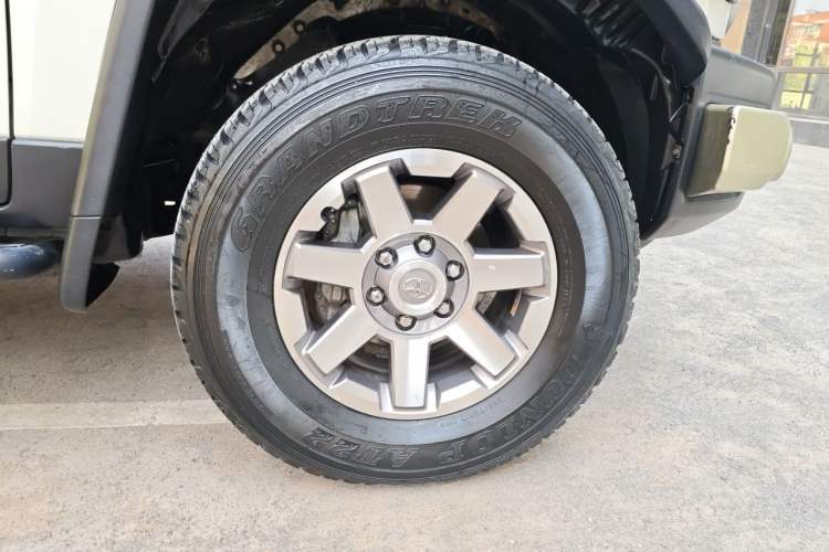 Used Toyota FJ Cruiser 2013 4.0L Right Front Wheel Hub