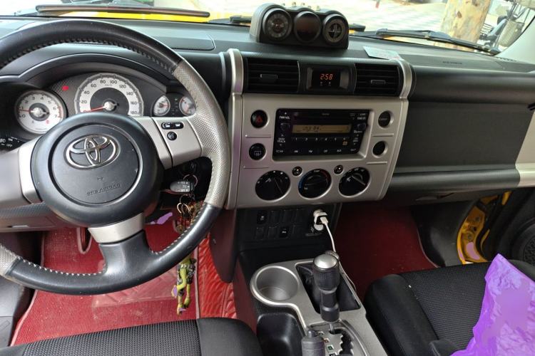 Used Toyota FJ Cruiser 2013 4.0L Center Console